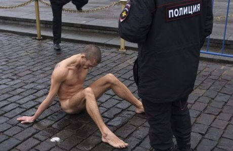Si inchioda i genitali sulla Piazza Rossa contro il regime di Putin