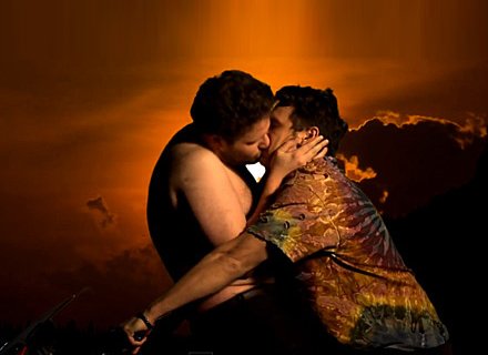 James Franco e il bacio gay per la parodia del video di Kanye West - james franco bacio gay - Gay.it