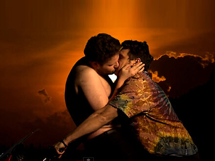 James Franco e il bacio gay per la parodia del video di Kanye West