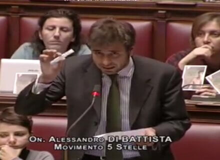 Il deputato del M5S mostra il test HIV alla Camera - m5s aids 1 - Gay.it