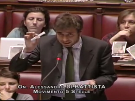 Il deputato del M5S mostra il test HIV alla Camera