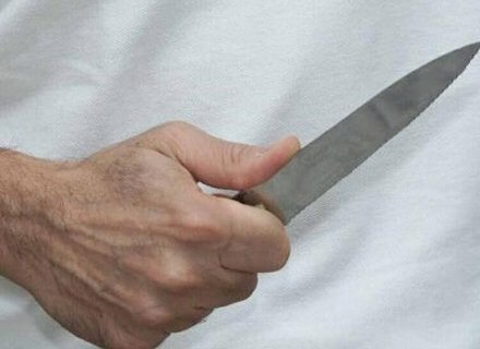 Minaccia coppia gay con un coltello: uno dei due muore di paura - minacce coltello 1 - Gay.it