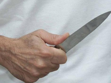 Minaccia coppia gay con un coltello: uno dei due muore di paura - minacce coltello 1 - Gay.it