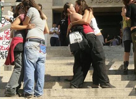 Due ragazze si baciano a scuola: richiamate dalla presidenza - bacio scuola 1 - Gay.it