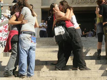 Due ragazze si baciano a scuola: richiamate dalla presidenza