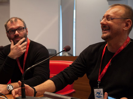 Conduttore Rai fa coming out: foto di coppia su sito trasmissione