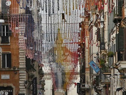 Luci rainbow nel Natale di Roma: polemica di Fratelli d’Italia