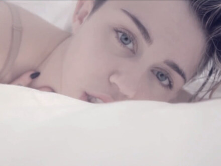 Miley Cyrus si masturba nel video di “Adore you”