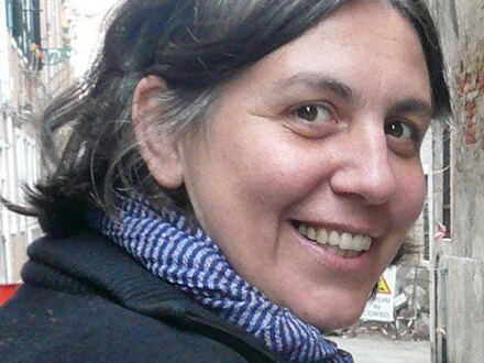 Insulti alla consigliera lesbica, abbandonata dalla sua maggioranza