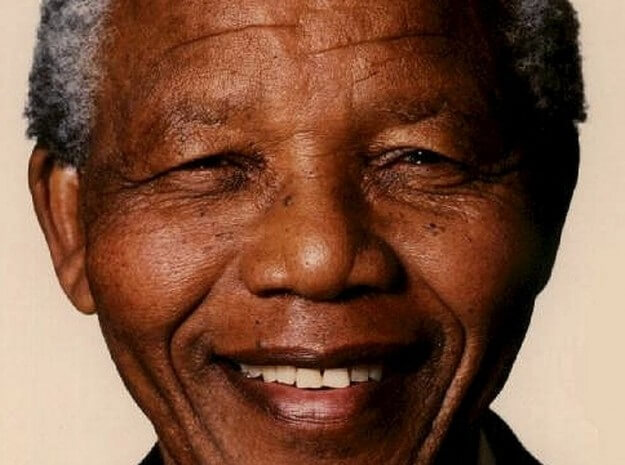 Addio Mandela. Firmò la Costituzione più avanzata sui diritti gay - sorriso nelson mandela 1 - Gay.it