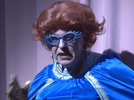 Il boss della banca si presenta in versione drag queen