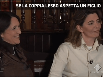 Lucignolo per strada con una coppia lesbica: le reazioni della gente