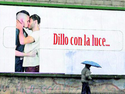 Manifesto con bacio gay. A Nuoro è gara all’insulto: “frociiii”