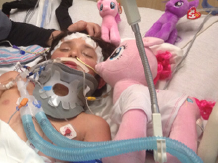 Gioca coi mini pony e lo chiamano “gay”. Tenta il suicidio a 11 anni