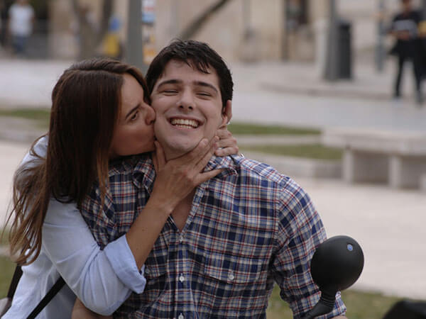 Ozpetek, il melò che incassa e divide. E quella strana coppia lesbica…