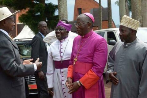 Uganda: la chiesa prepara esorcismi e percosse per "curare" i gay - arcivescovo uganda 1 - Gay.it