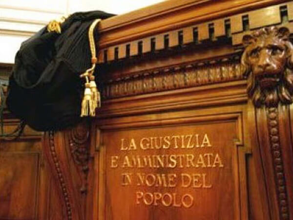 “Sono gay, per questo mio padre non dà il mantenimento a mia madre”