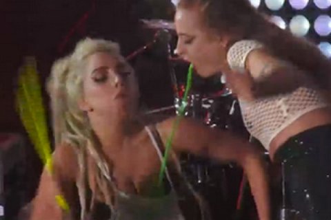 Lady Gaga esagera e si fa vomitare addosso durante l'esibizione - lady gaga vomito - Gay.it