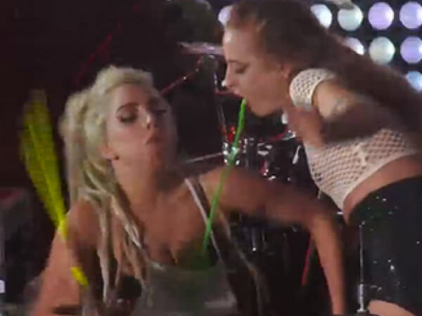 Lady Gaga esagera e si fa vomitare addosso durante l’esibizione