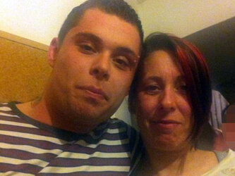 Lui fa coming out e la madre lo prende a pugni in faccia