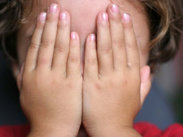Padre picchia a morte il figlio di 8 anni: “E’ effeminato”