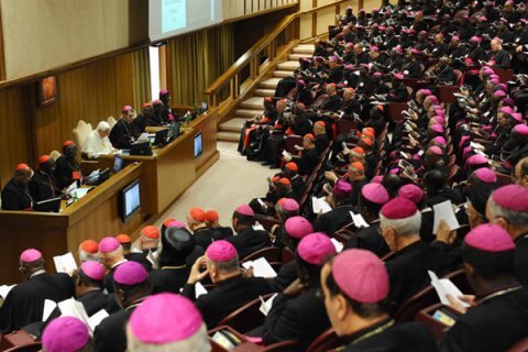 La Cei ha deciso: nessun obbligo di denuncia dei preti pedofili - vescovi 1 - Gay.it