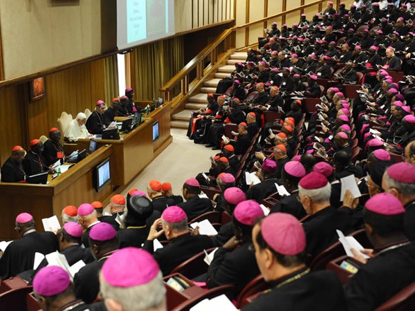 La Cei ha deciso: nessun obbligo di denuncia dei preti pedofili - vescovi 1 - Gay.it