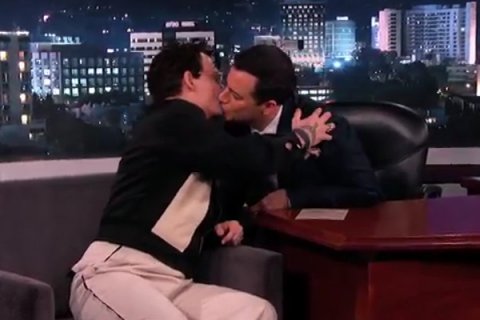 Il bacio gay di Johnny Depp con il conduttore TV Jimmy Kimmel (ancora) - bacio depp - Gay.it