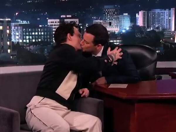 Il bacio gay di Johnny Depp con il conduttore TV Jimmy Kimmel (ancora)