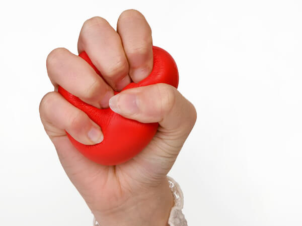 Amico gli strizza i testicoli, 17enne finisce in coma