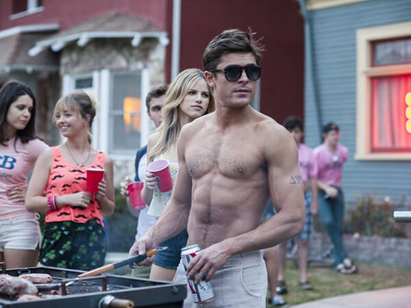 Zac Efron e la battaglia con i falli di gomma (VIDEO)