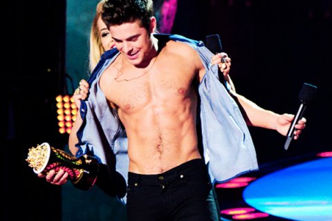 Zac Efron resta mezzo nudo agli MTV Movie Awards - zac efron mtv movie awards muscle - Gay.it