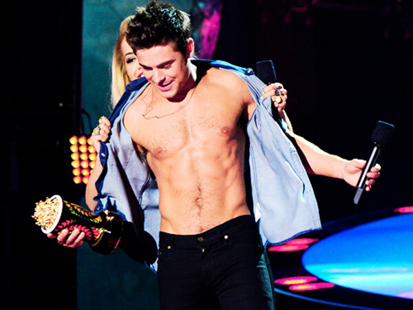 Zac Efron resta mezzo nudo agli MTV Movie Awards
