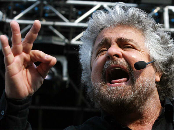 Grillo al comizio: “Quel frocetto di Keynes” [Video]