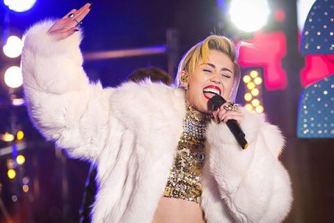 Miley Cyrus al concerto: "voglio vedere i vostri baci gay" VIDEO - miley cyrus BS - Gay.it