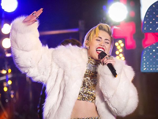 Miley Cyrus al concerto: “voglio vedere i vostri baci gay” VIDEO