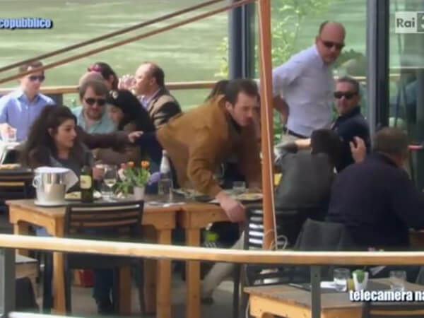 Coming out al ristorante: guardate come reagiscono gli altri clienti