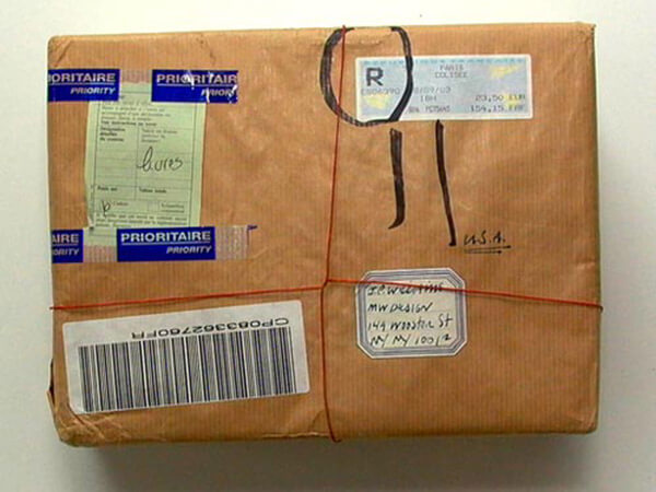 Compra un oggetto per l’allungamento del pene e gli arriva a casa…