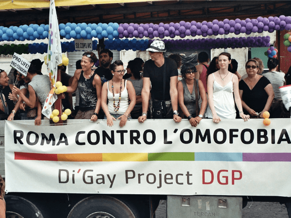 Attacco omofobo a Di' Gay Project: lancio di frutta ed escrementi - aggressione dgp 1 - Gay.it