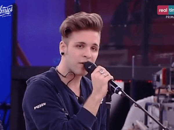 Alessio Bernabei smentisce: “Non sono gay, purtroppo”