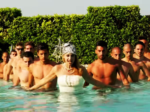 Dagli autori di G&T: il video musicale di “The king is Naked”