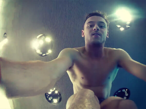 Tom Daley testa la GoPro in piscina e l’inquadratura diventa hot