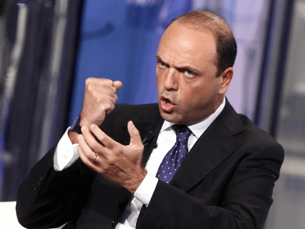Coppie gay: Alfano rilancia al ribasso: “Niente reversibilità”