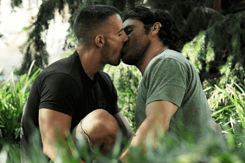 Benevento: coppia gay cacciata dalla villa per un bacio - bacio benevento 1 - Gay.it