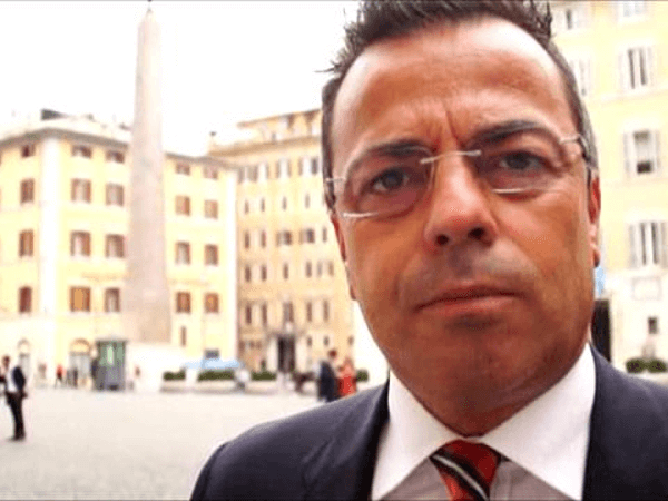 Buonanno: “500 euro di multa per i baci gay”