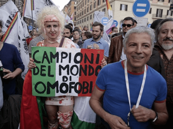 I politici italiani sono i più omofobi d’Europa, lo dice l’UE