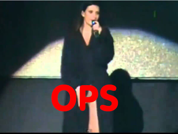 Laura Pausini: scivola l’accappatoio in concerto e la mostra a tutti