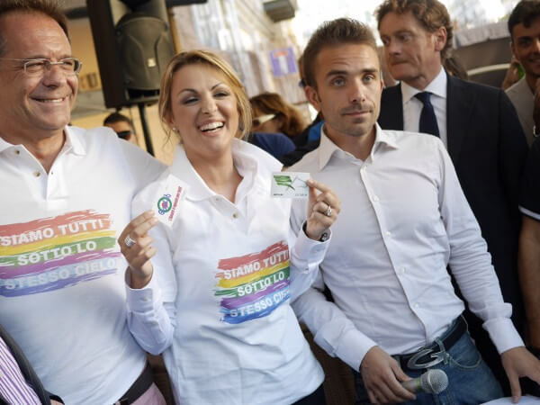 La tessera della Pascale agita Forza Italia e la comunità lgbt - pascale napoli 1 - Gay.it