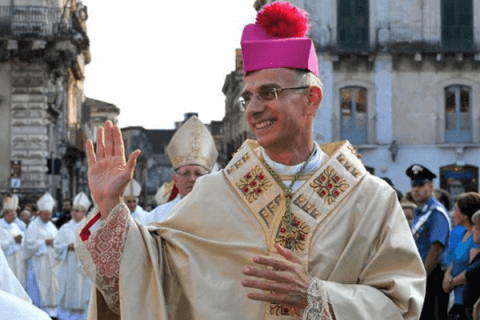 Il vescovo alle coppie gay: "Non scimmiottate ciò che non siete" - vescovo acireale 1 - Gay.it