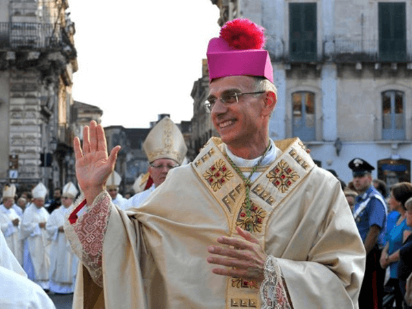 Il vescovo alle coppie gay: “Non scimmiottate ciò che non siete”